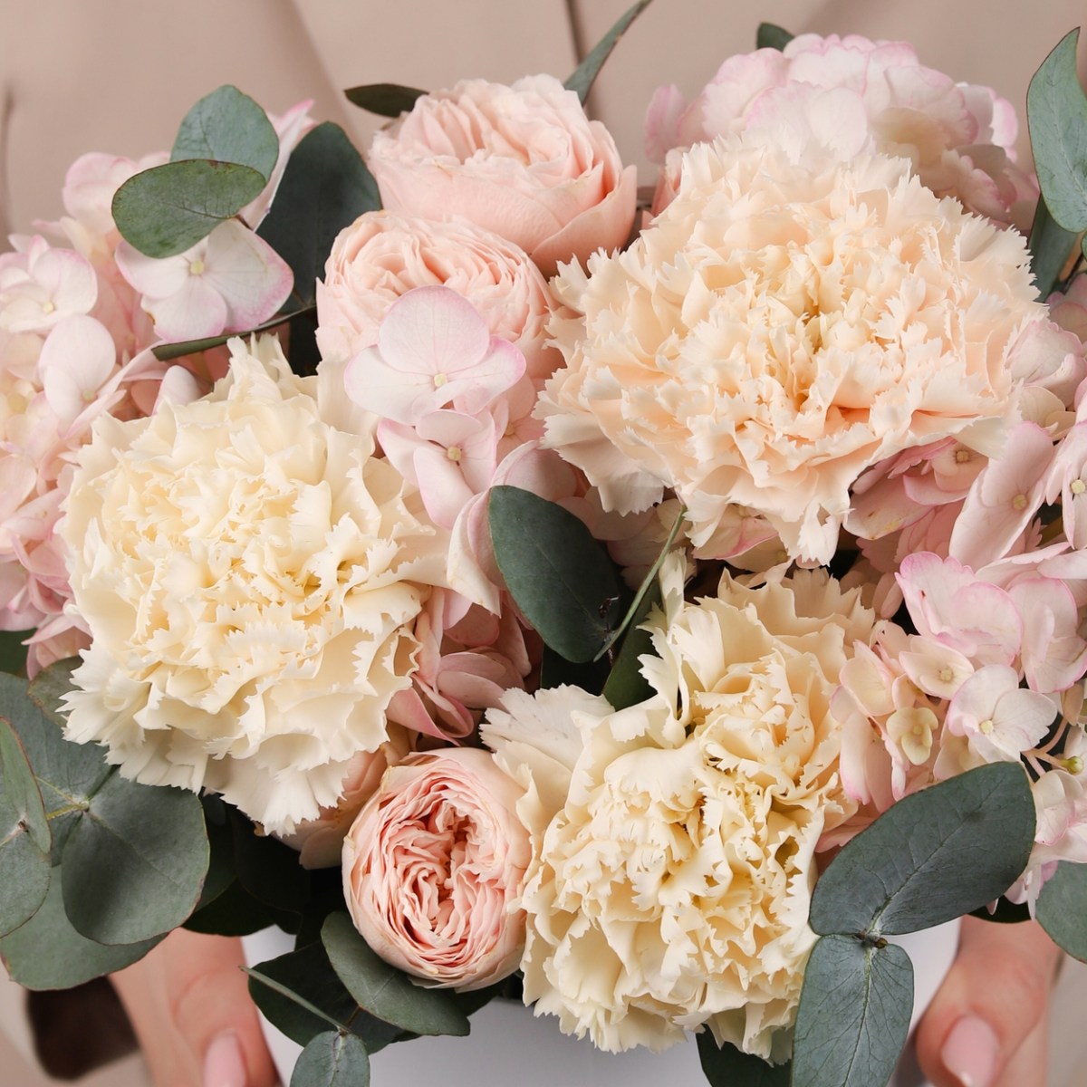 cvety v korobke s pion rozoj i gortenziej 7